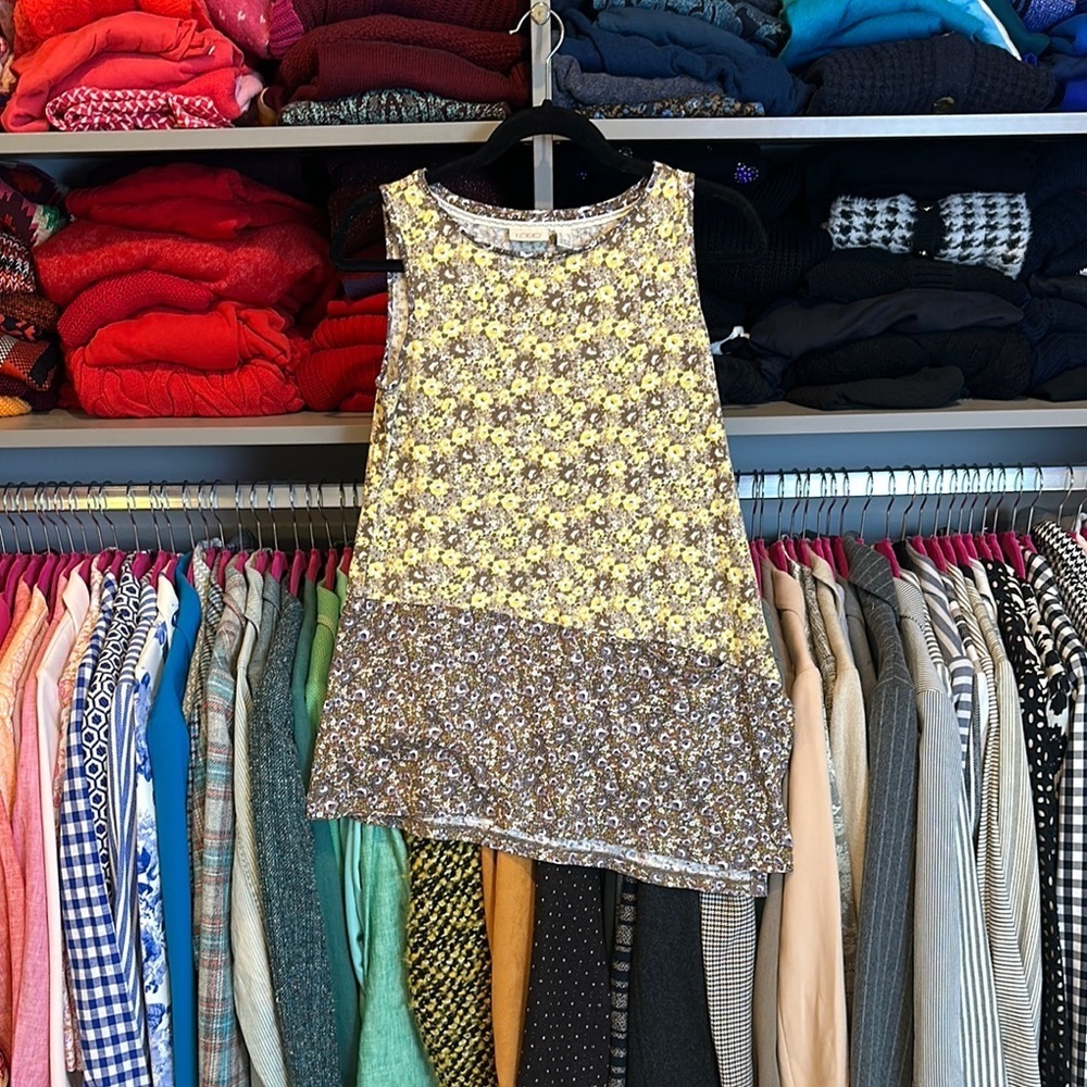 LOGO yellow/tan floral print sleeveless asymmetrical hem t shirt size XS